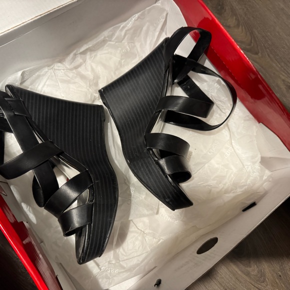 6 pairs of Guess shoes/heels/wedges some brand new never used size 6 and 7 - Picture 5 of 11